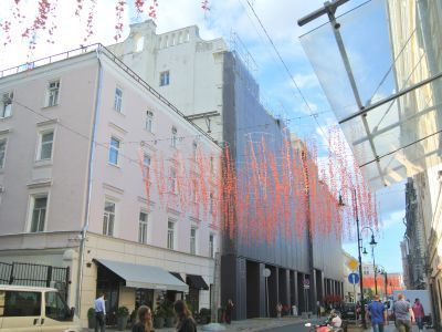 Доходный дом А.М.Михайлова, 1903 г., архитектор А.Э.Эрихсон. В этом доме в 1906-1907 гг. жил актер МХАТ Л.М.Леонидов, в 1907-1911 гг. артист эстрады Н.Ф.Балиев, в 1920-х - 1930-х гг. бывал писатель М.А.Булгаков