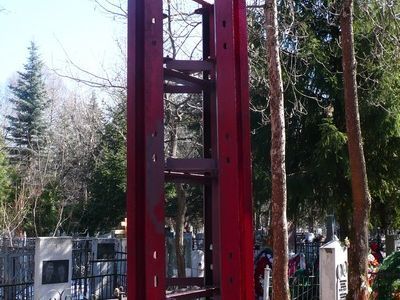 Мемориал на 28 захоронений воинов, умерших от ран в эвакогоспиталях, с трехгранным обелиском со списком воинов