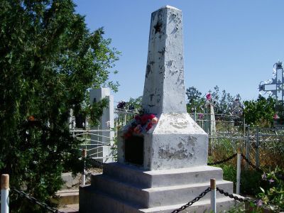 Братская могила Яшина А.Ф. и 6-ти неизвестных воинов Советской Армии, погибших во время  бомбардировки с воздуха вражеской авиацией 29 сентября 1942 г.