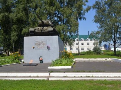 Памятный знак - танк, установленный в честь воинов 12-й и 21-й армий Брянского фронта, стоявших насмерть на дальних подступах к Москве в октябре 1941 г.