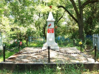 Братская могила советских воинов, погибших в боях с фашистскими захватчиками