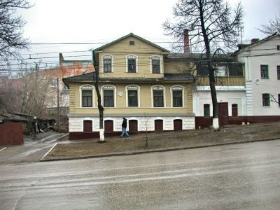 Жилой дом с лавкой