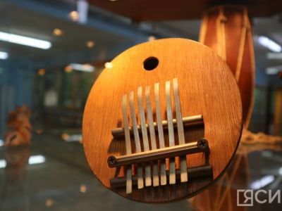 Барабан из змеиной кожи, калимба из кокоса и таджикский «Зверь» стали экспонатами выставки в Якутске
