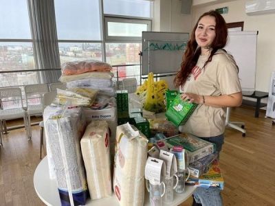 В Якутии выпускникам детских домов передали наборы с гуманитарной помощью