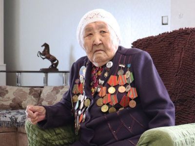 101-летнему ветерану тыла и труда Матрене Киренской вручили знак почётного старейшины Якутии