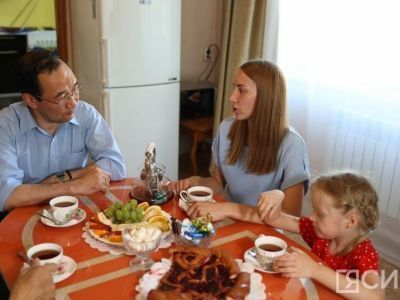 Айсен Николаев в Ленске навестил семью участника специальной военной операции