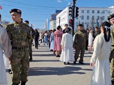 Видео: Вальс Победы с участием 5,5 тысяч пар в Якутске