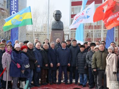 В Якутске возложили цветы к памятнику Гавриилу Чиряеву