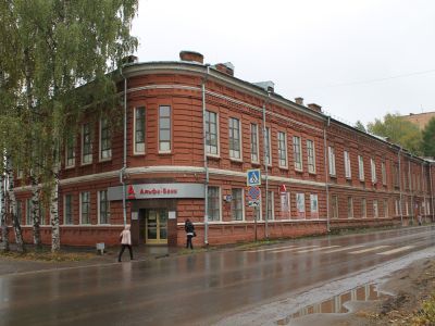 Памятник истории - здание бывшей женской гимназии (Дом пионеров), где в 1905 г. под руководством учителей проходила забастовка учащихся