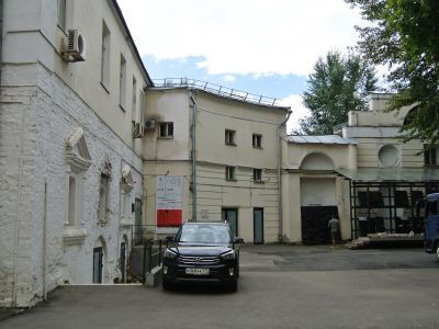 Флигель во дворе с полуциркульной стеной