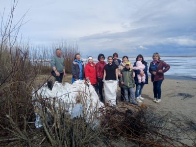 У Старой Табаги местные жители очистили берег Лены