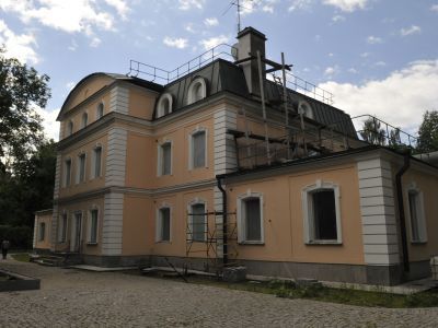 Главный корпус хозяйственного двора с двумя боковыми  флигелями