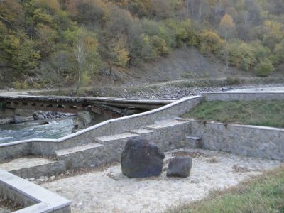 Мост через реку Кубань, ведущий к Эльбрусскому свинцово-серебряному руднику