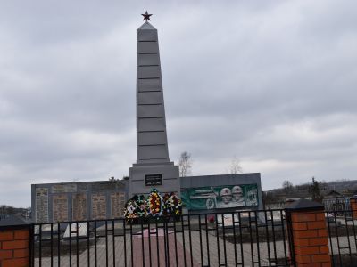 Братская могила советских воинов, погибших в боях с фашистскими захватчиками в 1943 году. Захоронено 170 человек, в том числе Герой Советского Союза санинструктор старший сержант Маресева Зинаида Ивановна. Установлены имена  140 человек. Обелиск