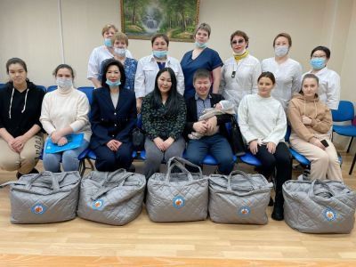 В Айхальской городской больнице вручили подарочные наборы