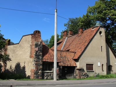 Дом, где в 1911-1938 гг. жил и работал известный художник и этнограф П.Е. Щербов. Есть мемориальная доска