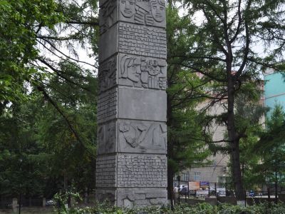 Братская могила борцов за социалистическую революцию. В 1968 г. установлен памятник