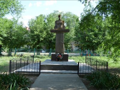 Братская могила участников гражданской войны и советских воинов, погибших в период Сталинградской битвы