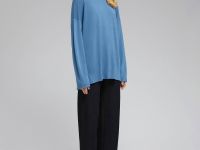 Джемпер с воротником-стойкой и спущенным плечом