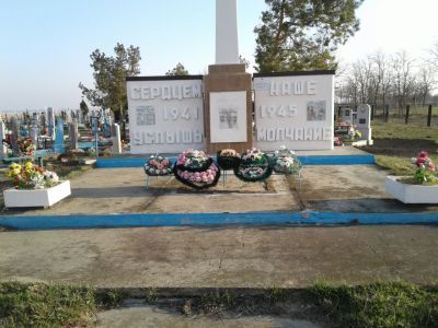 Братская могила советских воинов и фронтовой медсестры B.C. Кашук