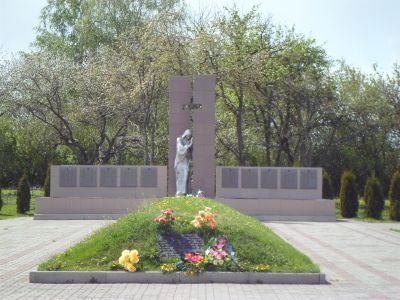 Братская могила советских воинов и жителей хутора, погибших в ходе Острогожско-Россошанской операции в 1943 году. Похоронено 684 человека. Скульптурная группа