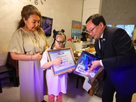 Школьнице из Якутска передали подарок от Айсена Николаева