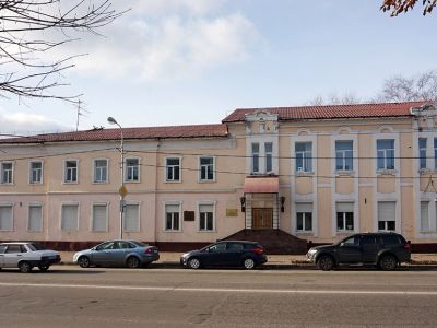 Здание гостиницы, в которой в 1918-1920 гг. жил выдающийся советский государственный деятель Подвойский Николай Ильич, в 1926 году останавливался нарком просвещения Луначарский Анатолий Васильевич