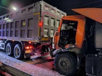 Два большегруза столкнулись на Покровском тракте в Якутске
