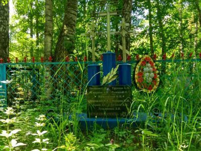 Братская могила советских воинов