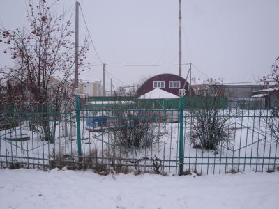 Деревянный жилой дом конца XIX века с глухой и пропильной резьбой карнизов, наличников и воротами с оригинальным декором «солнышко»