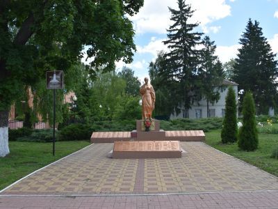 Братская могила советских воинов, погибших в боях с фашистскими захватчиками в 1943 году. Захоронено 20 человек, имена установлены. Скульптура: Скорбящая мать