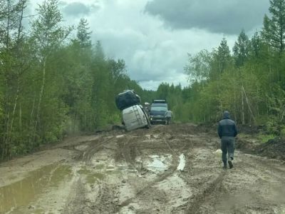 Движение затруднено на участке трассы «Амга» из-за проливных дождей