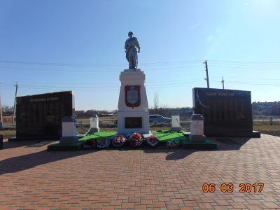 Братская могила 7 советских воинов, погибших в боях с фашистскими захватчиками, и Героя Советского Союза В.Ф. Мируна (1922 - 1973)