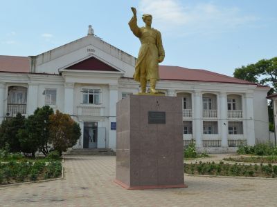 Памятник З.Батырмурзаеву