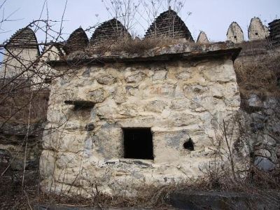 Склеп полуподземный с гладкой фасадной стеной 11