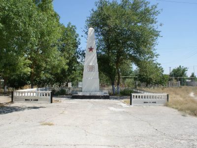 Братская могила партизан гражданской войны и советских воинов