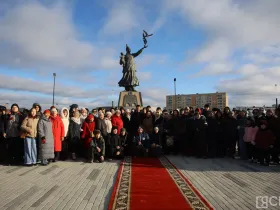 В Якутске возложили цветы к памятнику матери в честь республиканского праздника