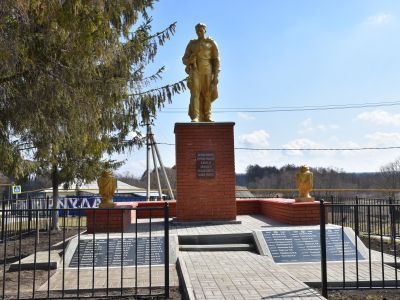 Братская могила советских воинов, погибших в боях с фашистскими захватчиками в 1943 году. Захоронено 44 человека, имена установлены. Скульптура советского воина