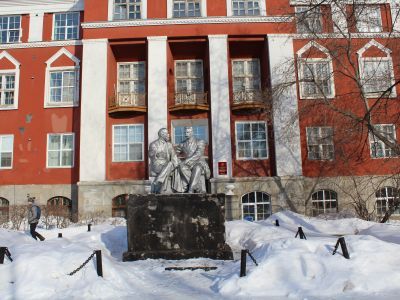 Скульптурная группа "Ленин и Горький"