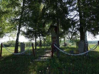 Братская могила воинов Советской Армии, погибших в 1944 г. Здесь же похоронен Авраамков Прокофий Иванович (1923 - 1944), Герой Советского Союза