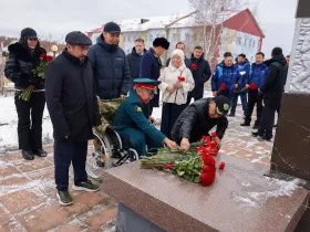 Айсен Николаев возложил цветы к памятнику Федору Попову на его малой родине
