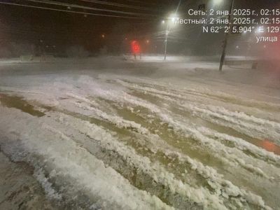 В Якутске из-за аварии на сетях произошел разлив на дорогу