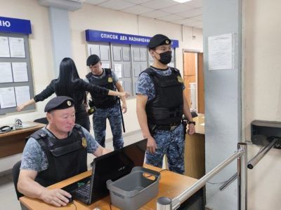 Приставы Якутии рассказали, что пытались пронести посетители в городские суды
