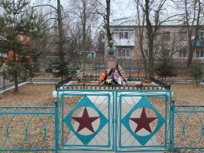 Могила и памятник-бюст генералу В.Я.Качалову