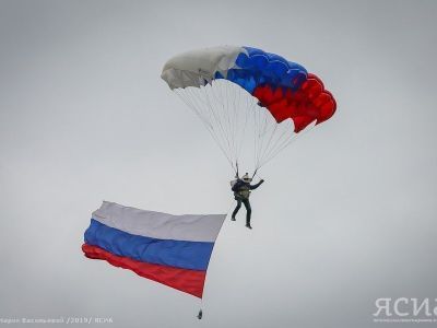 В Якутске парашютисты совершили показательные прыжки с флагами России