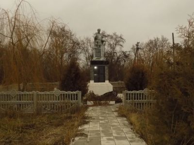 Братская могила воинов Советской Армии, погибших в период Великой Отечественной войны. Захоронено и установлено фамилий на 17 человек. Скульптура установлена в 1963 году.