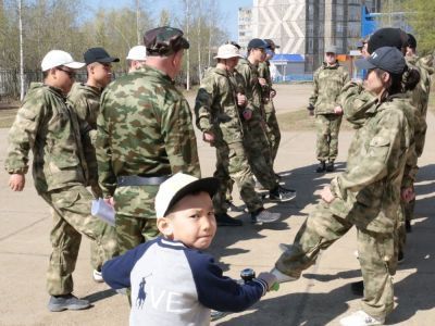 Парни брали полосу