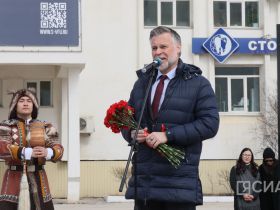 В Якутске ко Дню республики возложили цветы к памятнику Максиму Аммосову