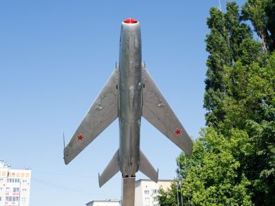 Памятный знак ветеранам военно-воздушных сил (самолет МИГ-19С)