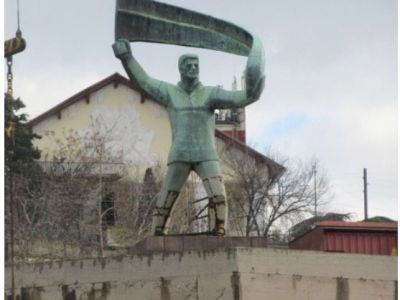 Монумент рабочему, 1975